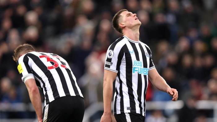 NEWCASTLE UPON TYNE, ENGLAND - FEBRUARY 04: Sven Botman of Newcastle United reacts after a missed chance during the Premier League match between Newcastle United and West Ham United at St. James Park on February 04, 2023 in Newcastle upon Tyne, England. (Photo by George Wood/Getty Images)