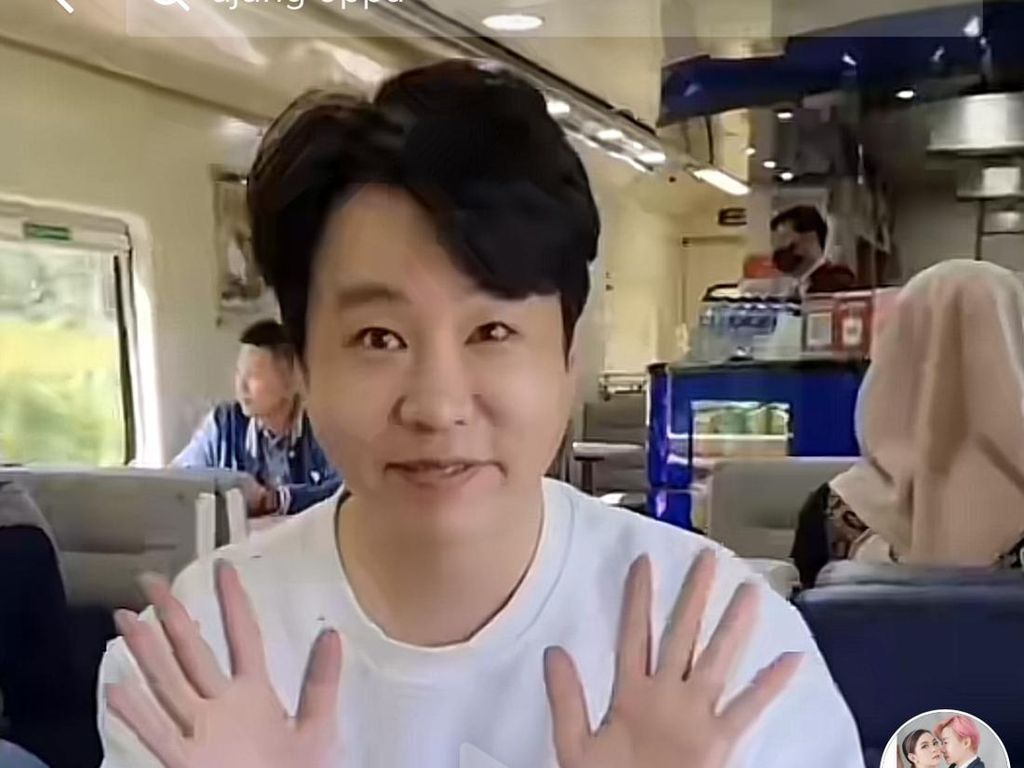 Pertama Naik Kereta Api di Indonesia, Orang Korea Ini Borong Semua Makanan