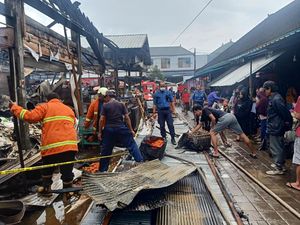 Api Muncul Lagi, Damkar Kembali Padamkan Api di Pasar Adat Lelateng