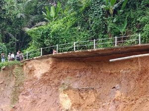 Jalan Penghubung Kelurahan Polman Amblas 20 Meter, Mobil Tak Bisa Melintas