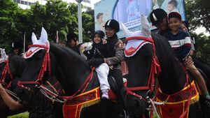 Polisi Berkuda Hibur Warga Saat Hari Bebas Kendaraan Bermotor di HI