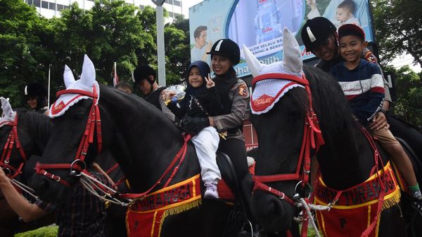 Polisi Berkuda Hibur Warga Saat Hari Bebas Kendaraan Bermotor di HI