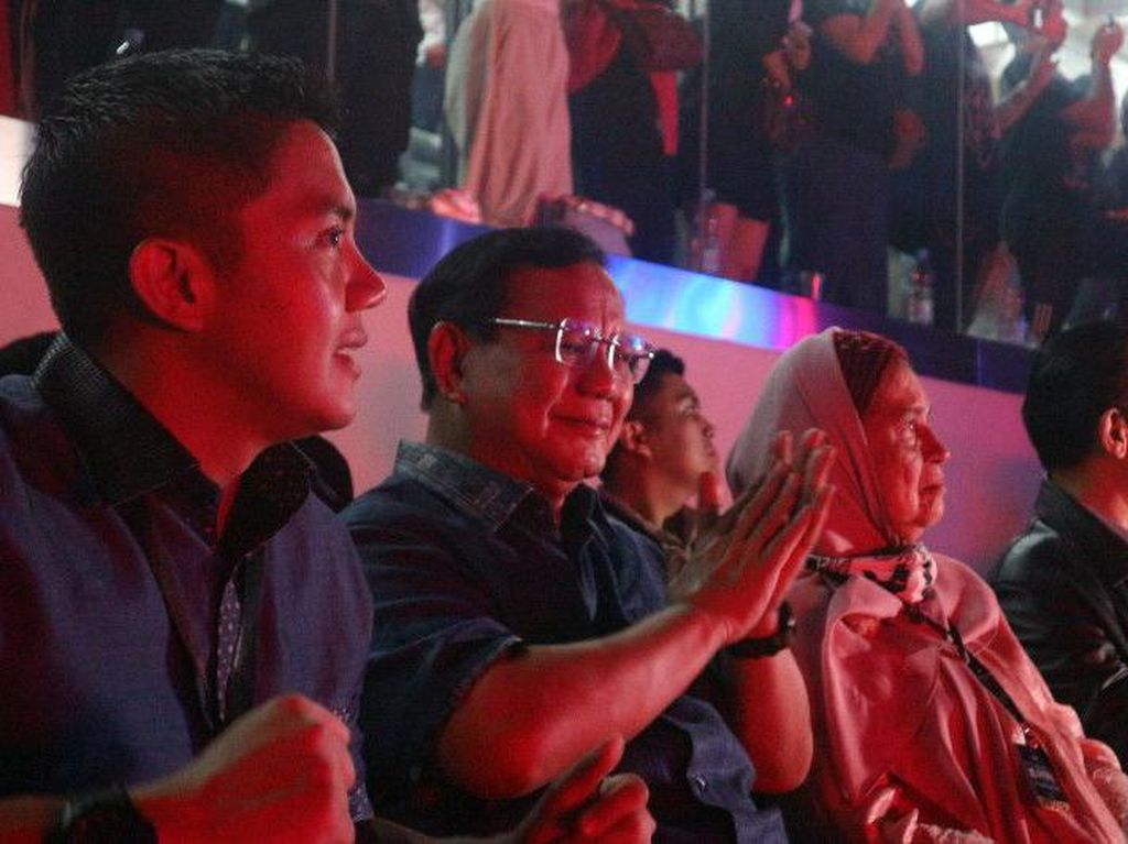 Momen Penonton Berebut Selfie dengan Prabowo di Konser Dewa 19