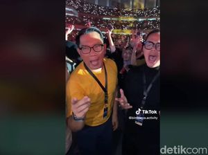 Kaus Kuning Ridwan Kamil di Konser Dewa 19
