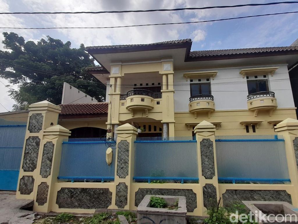 Kehidupan Baru Ibu Eny dan Tiko Usai Viral Rumah Mewah Terbengkalai Kehidupan Baru Ibu Eny dan Tiko Usai Viral Rumah Mewah Terbengkalai