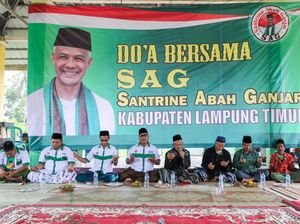 Santrine Abah Ganjar Beri Bantuan Karpet Musala buat 7 Dusun di Lampung