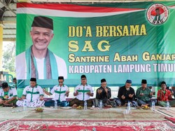 Santrine Abah Ganjar Beri Bantuan Karpet Musala buat 7 Dusun di Lampung