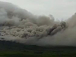 Gunung Semeru Erupsi Luncurkan Awan Panas Guguran Sejauh 6 Kilometer