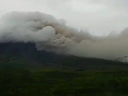 Penampakan Semeru Erupsi, Keluarkan Awan Panas Sejauh 6 KM