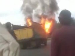 Heboh, Truk Dibakar Gegara Tabrak Lembu di Sumut