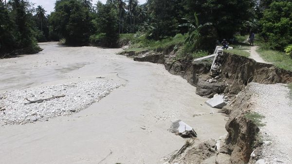 Waduh, Pintu Air Bendungan Oesao di Kupang Jebol