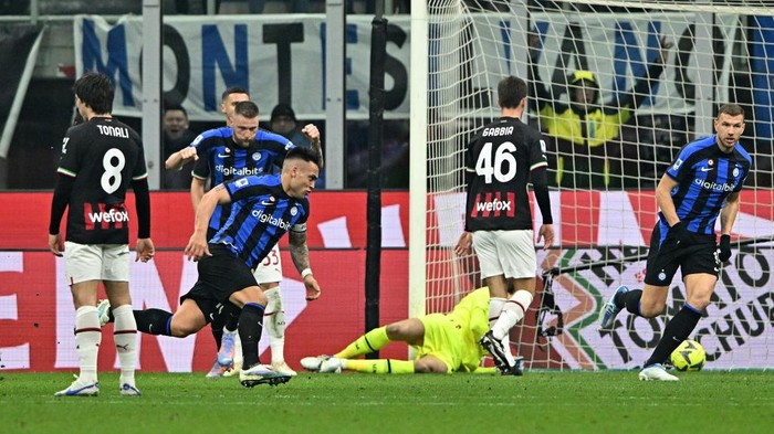 MILAN, ITALY - FEBRUARY 05: Lautaro Martinez of FC Internazionale celebrates goal with teammates during the Serie A match between FC Internazionale and AC Milan at Stadio Giuseppe Meazza on February 5, 2023 in Milan, Italy. (Photo by Chris Ricco/Getty Images)
