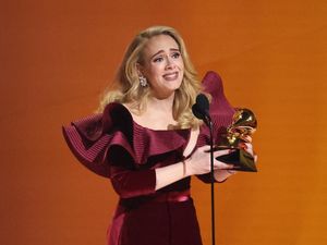 Video: Momen Adele Nangis saat Celine Dion Hadir di Konsernya Video: Momen Adele Nangis saat Celine Dion Hadir di Konsernya