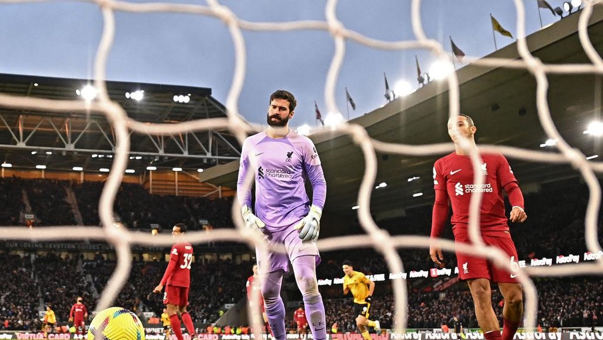 Alisson Becker minta Liverpool lekas bangkit (Getty Images/Clive Mason)