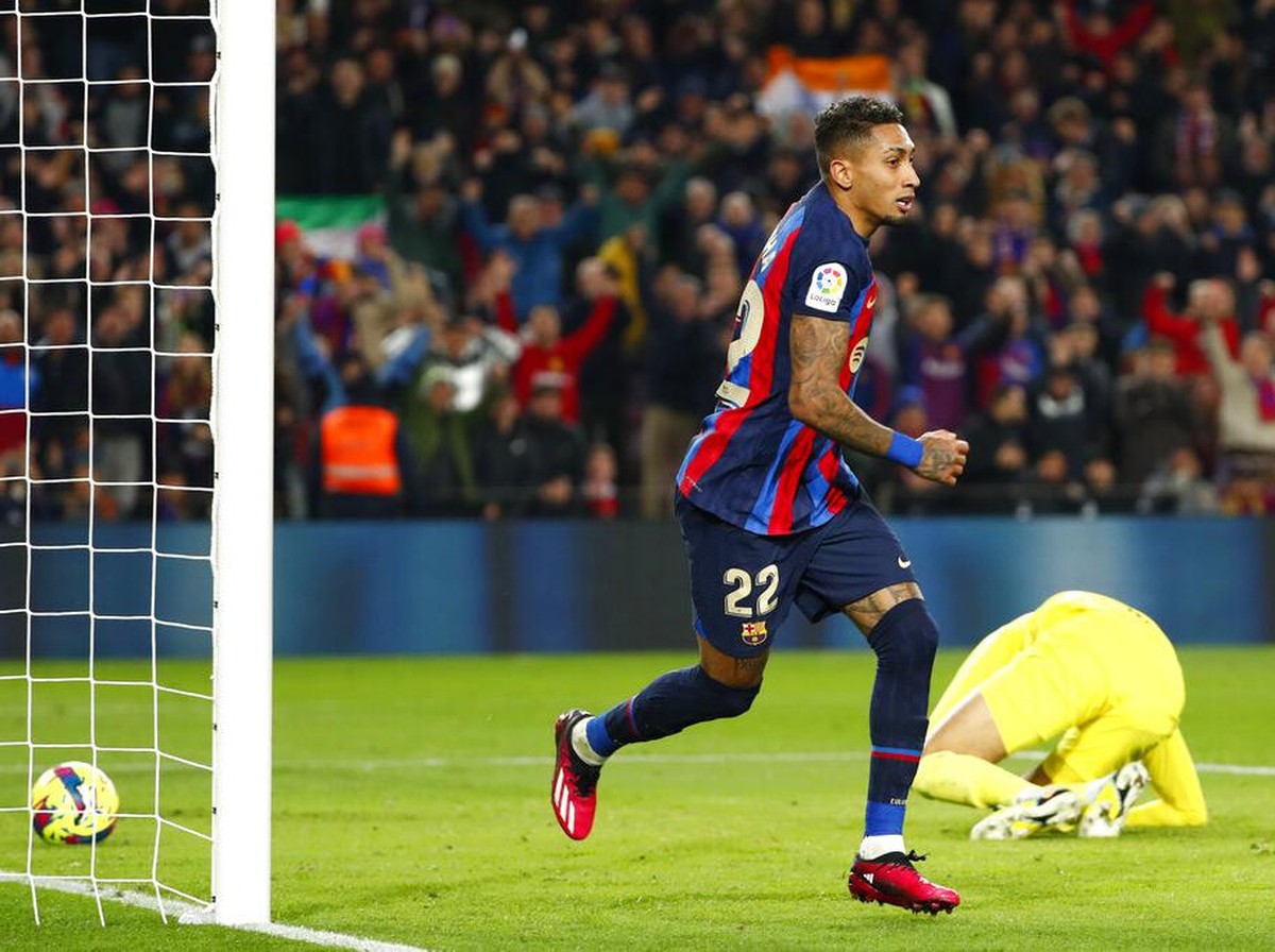 Raphinha mengharapkan laga berat saat Barcelona melawan Manchester United. (Foto: AP/Joan Monfort)