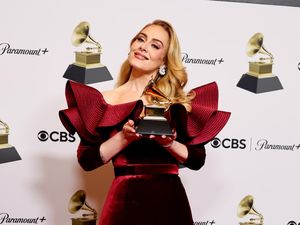 Adele Kena Infeksi Bakteri di Telinga, Bikin Budek Sebelah Adele Kena Infeksi Bakteri di Telinga, Bikin Budek Sebelah