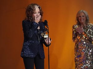 Lagu Just Like That Bonnie Raitt Menang Song of The Year