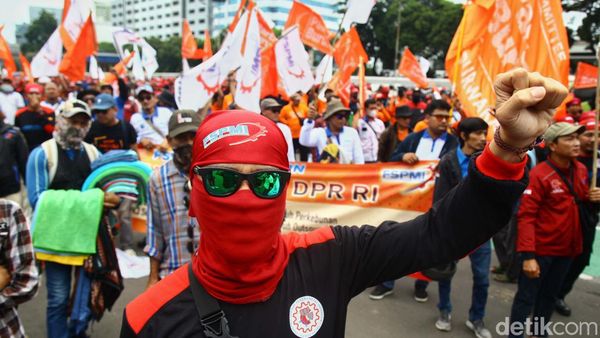 Buruh Kembali Geruduk Gedung DPR, Tolak Omnibus Law
