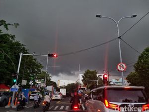 Waspada Cuaca Buruk Hantui Sejumlah Wilayah Jatim Hari Ini Waspada Cuaca Buruk Hantui Sejumlah Wilayah Jatim Hari Ini