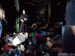 Pasar Terong Makassar Dipasangi Garis Polisi Usai 24 Kios Terbakar Pasar Terong Makassar Dipasangi Garis Polisi Usai 24 Kios Terbakar