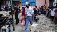 Potret Penerima KJP Plus Antre Beli Semboko di Pasar Cipete