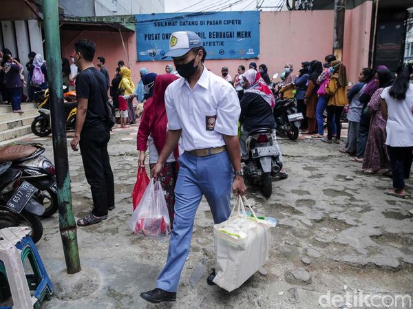 Potret Penerima KJP Plus Antre Beli Semboko di Pasar Cipete
