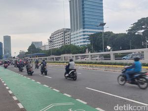 Demo Buruh di Depan Gedung DPR Bubar, Lalin Kembali Lancar Demo Buruh di Depan Gedung DPR Bubar, Lalin Kembali Lancar