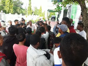 Upah Tertunggak, Gerbang Poltekkes Kupang Disegel Upah Tertunggak, Gerbang Poltekkes Kupang Disegel