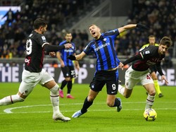Permainan Milan membaik di babak kedua. Jual beli serangan terjadi.  