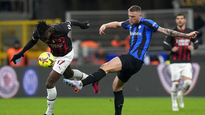 AC Milans Rafael Leao, left, duels for the ball with Inter Milans Milan Skriniar during the Serie A soccer match between Inter Milan and AC Milan at the San Siro Stadium, in Milan, Italy, Sunday, Feb. 5, 2023. (AP Photo/Antonio Calanni)