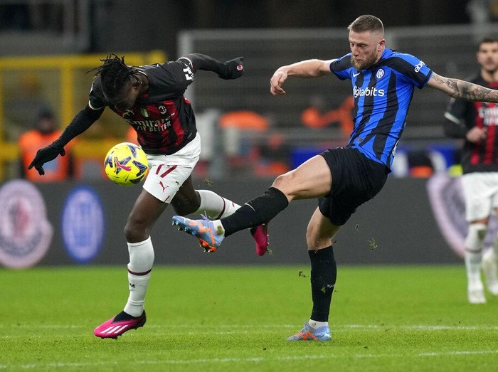 Derby della Madonnina: Inter Pecundangi Milan! AC Milan's Rafael Leao, left, duels for the ball with Inter Milan's Milan Skriniar during the Serie A soccer match between Inter Milan and AC Milan at the San Siro Stadium, in Milan, Italy, Sunday, Feb. 5, 2023. (AP Photo/Antonio Calanni)