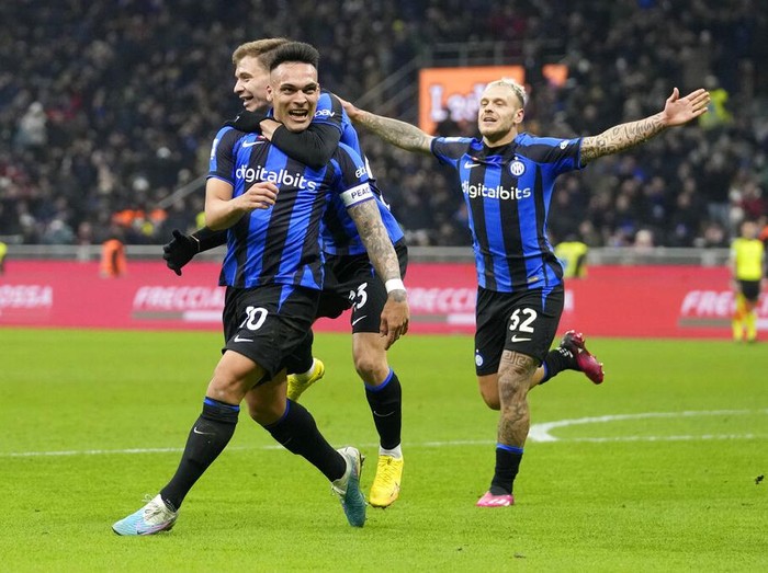 Derby della Madonnina: Inter Pecundangi Milan! Inter Milan's Lautaro Martinez, front left, celebrates with teammates after scoring his side's opening goal during the Serie A soccer match between Inter Milan and AC Milan at the San Siro Stadium, in Milan, Italy, Sunday, Feb. 5, 2023. (AP Photo/Antonio Calanni)
