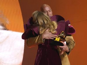 Raih Piala Grammy, Adele Nangis dan Peluk Dwayne Johnson Raih Piala Grammy, Adele Nangis dan Peluk Dwayne Johnson