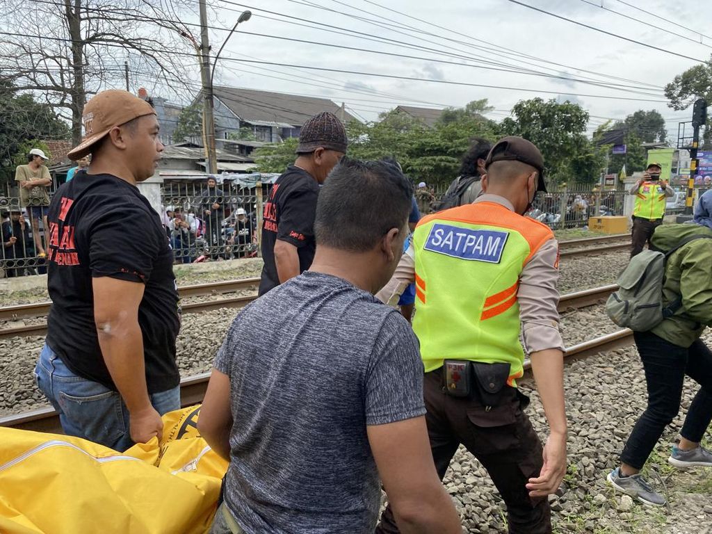 Pria di Depok Berbaring di Tengah Rel hingga Tewas Tersambar KRL Pria di Depok Berbaring di Tengah Rel hingga Tewas Tersambar KRL