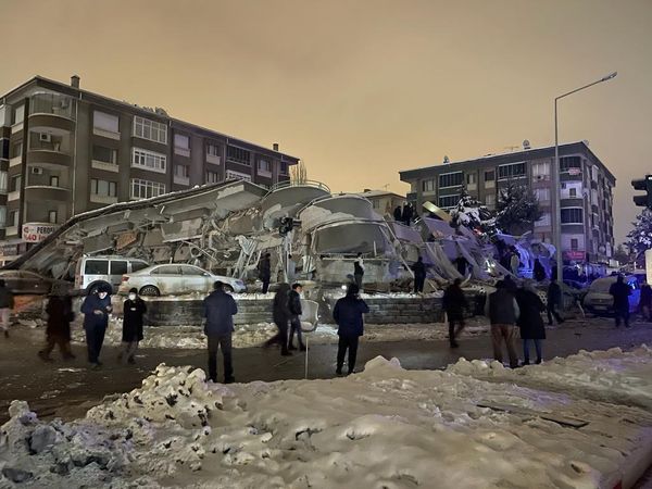 Gedung-gedung di Turki Runtuh Diguncang Gempa M 7,8