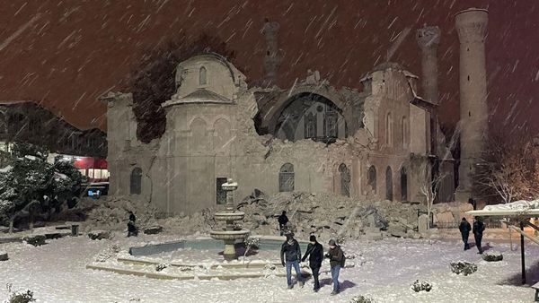 Gempa M 7,8 Hancurkan Masjid Bersejarah di Turki