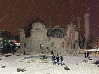 Gempa M 7,8 Hancurkan Masjid Bersejarah di Turki