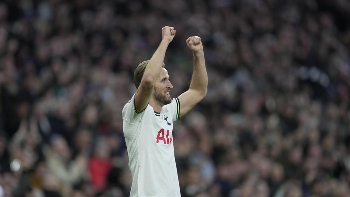 Tottenhams Harry Kane celebrates after scoring the opening goal during an English Premier League soccer match between Tottenham Hotspur and Manchester City at the Tottenham Hotspur Stadium in London, Sunday, Feb. 5, 2023. (AP Photo/Kin Cheung)