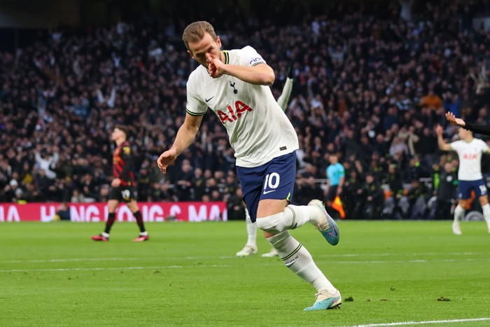 LONDON, ENGLAND - FEBRUARY 05:   Harry Kane of Tottenham Hotspur celebrates scoring  the team's first goal. Kane scored his 267th goal and overtakes the late Jimmy Greaves to become the Spurs all-time leading scorer  during the Premier League match between Tottenham Hotspur and Manchester City at Tottenham Hotspur Stadium on February 5, 2023 in London, United Kingdom. (Photo by Marc Atkins/Getty Images)