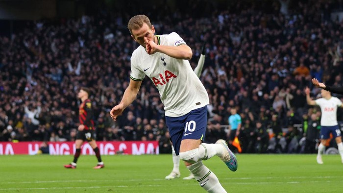 LONDON, ENGLAND - FEBRUARY 05:   Harry Kane of Tottenham Hotspur celebrates scoring  the teams first goal. Kane scored his 267th goal and overtakes the late Jimmy Greaves to become the Spurs all-time leading scorer  during the Premier League match between Tottenham Hotspur and Manchester City at Tottenham Hotspur Stadium on February 5, 2023 in London, United Kingdom. (Photo by Marc Atkins/Getty Images)