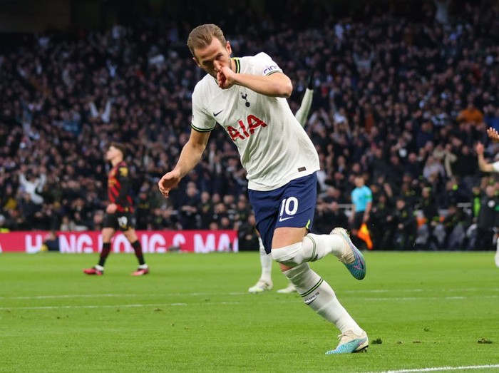 LONDON, ENGLAND - FEBRUARY 05:   Harry Kane of Tottenham Hotspur celebrates scoring  the team's first goal. Kane scored his 267th goal and overtakes the late Jimmy Greaves to become the Spurs all-time leading scorer  during the Premier League match between Tottenham Hotspur and Manchester City at Tottenham Hotspur Stadium on February 5, 2023 in London, United Kingdom. (Photo by Marc Atkins/Getty Images)