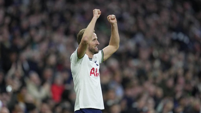 Tottenham's Harry Kane celebrates after scoring the opening goal during an English Premier League soccer match between Tottenham Hotspur and Manchester City at the Tottenham Hotspur Stadium in London, Sunday, Feb. 5, 2023. (AP Photo/Kin Cheung)