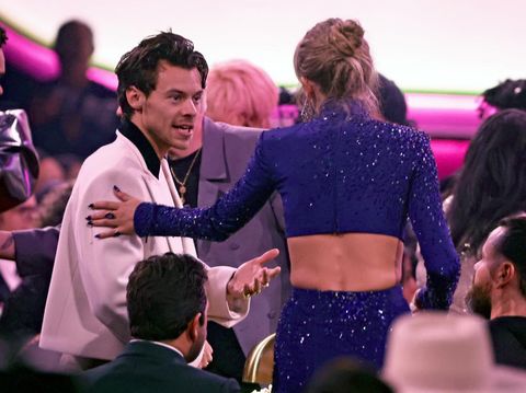 LOS ANGELES, CALIFORNIA - FEBRUARY 05: (FOR EDITORIAL USE ONLY) (L-R) Harry Styles and Taylor Swift speak during the 65th GRAMMY Awards at Crypto.com Arena on February 05, 2023 in Los Angeles, California.   Frazer Harrison/Getty Images/AFP (Photo by Frazer Harrison / GETTY IMAGES NORTH AMERICA / Getty Images via AFP)