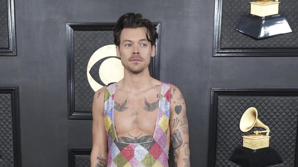 Harry Styles Kenakan Overall di Grammy Awards 2023