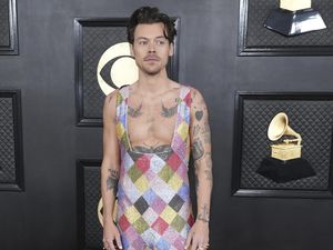 Harry Styles Kenakan Overall di Grammy Awards 2023 Harry Styles Kenakan Overall di Grammy Awards 2023