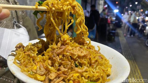 Hits di TikTok, Makan Mie di Warmindo Ini Harus Sabar Antre Berjam-jam