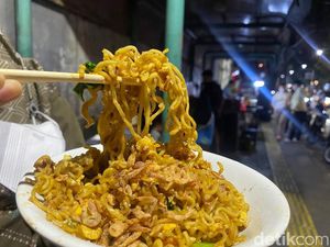 Hits di TikTok, Makan Mie di Warmindo Ini Harus Sabar Antre Berjam-jam Hits di TikTok, Makan Mie di Warmindo Ini Harus Sabar Antre Berjam-jam