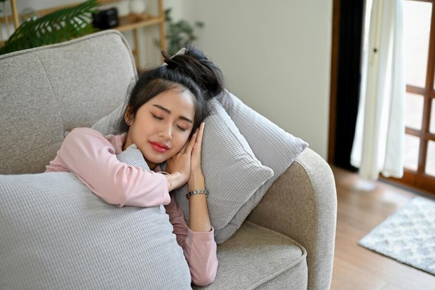 Ilustrasi tidur cukup/ Foto: Freepik.com/thanyakij