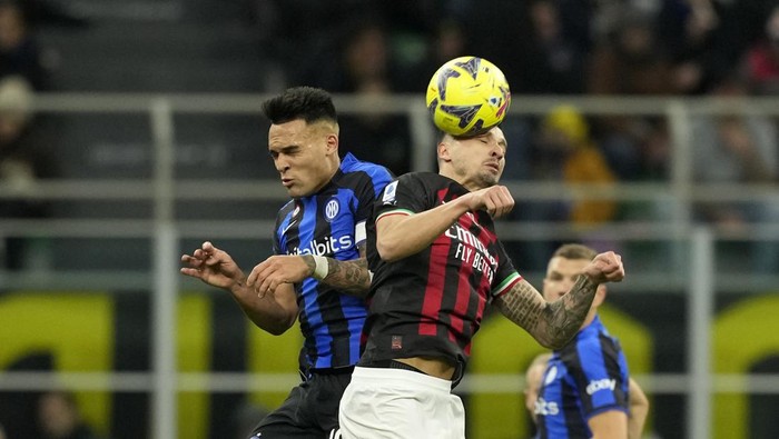 AC Milans Rade Krunic, right, duels for the ball with Inter Milans Lautaro Martinez during the Serie A soccer match between Inter Milan and AC Milan at the San Siro Stadium, in Milan, Italy, Sunday, Feb. 5, 2023. (AP Photo/Antonio Calanni)