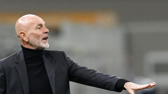 AC Milans manager Stefano Pioli gives instructions to his players during the Serie A soccer match between Inter Milan and AC Milan at the San Siro Stadium, in Milan, Italy, Sunday, Feb. 5, 2023. (AP Photo/Antonio Calanni)